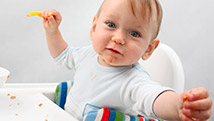Bébé jette sa nourriture