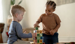 Apprendre à jouer avec les autres
