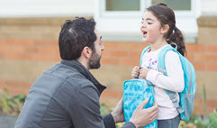Réconforter, jouer, enseigner: l'entrée à la maternelle