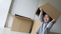 Jouer avec une boîte de carton