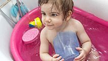 Jouer dans le bain