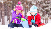 Jouer dehors l'hiver: des enfants curieux et créatifs, peu importe la météo!