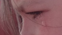 Les larmes aux yeux