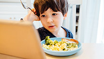 Manger devant un écran: pourquoi faut-il résister?