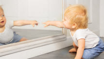 Le miroir: un outil d'apprentissage pour bébé