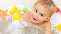 Donner le bain à un enfant: conseils de base