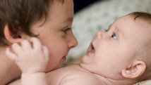 Quand l’aîné fait la «conversation» avec bébé