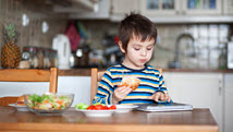 Repas: pas d'écran à table