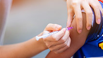 Vaccins contre la COVID-19: que sait-on de leur sécurité chez les enfants?